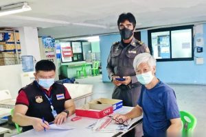 中外抱团：侨领梁柱稳一行抵达芭提雅捐赠物品救济受灾民众