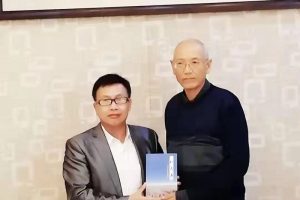 原中纪委专职常委秘书，纪检员秦次森赠书中外抱团网郑点