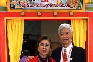 中外抱团：战疫情泰国华侨梁柱稳捐款捐物