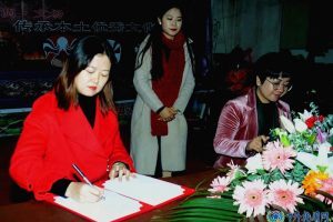 “龙行天下”文旅开发项目签约暨国家级非遗演出晚会在广西宾阳举行