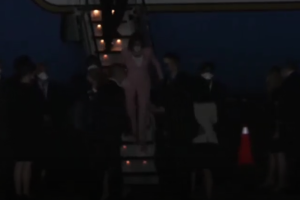 【环球网】台媒直播画面：众议院议长佩洛西走下专机，吴钊燮接机