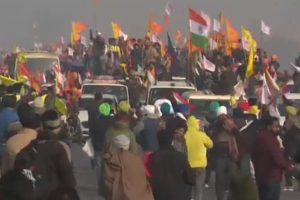 印度阅兵当天，大批农民开拖拉机集结，警方发射催泪弹