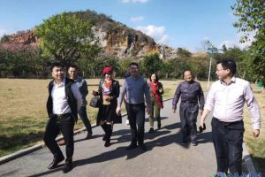 中外抱团考察金花小镇 国家扶贫示范基地