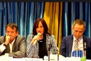 中外抱团：美国华人抱团包机运送防控物资支援中国抗疫