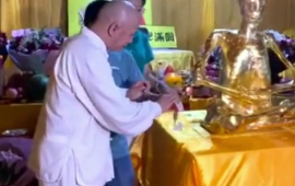 中外抱团：2020年7月29日一生难得一见的全身舍利肉身佛贴金
