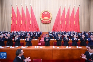 十四届全国人大一次会议选举产生新一届国家领导人 习近平全票当选国家主席中央军委主席 赵乐际当选全国人大常委会委员长 韩正当选国家副主席 新当选国家领导人进行宪法宣誓 会议批准国务院机构改革方案