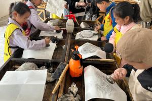 各地群众乐享“五一”文化盛宴