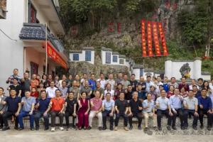 “敬慕兰亭、上巳雅集”——甘文锋从艺四十年书法研讨暨龙贤摩崖石刻观摩与分享活动在平果成功举办