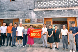 世界广西妇女联谊总会创会主席苏丽湘为广西容县石寨镇捐资助学