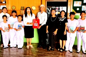 中外抱团梁柱稳主席向泰国小学捐多方言中文教材 助力中华文化传承