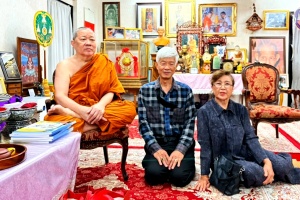 中外抱团 梁柱稳主席拜访泰国僧长 海上丝路孔子学院主席颂德通猜，赠中泰文教材及《佛心》书法作品