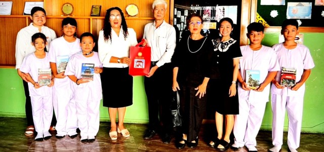 中外抱团梁柱稳主席向泰国小学捐多方言中文教材 助力中华文化传承
